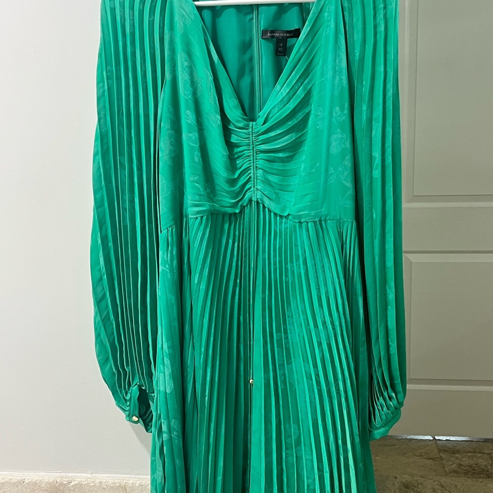 Elegant Green Pleated Dress